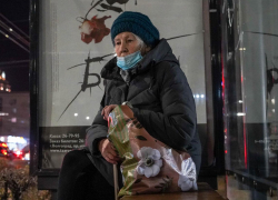 76-летняя пенсионерка упала в автобусе из-за резкого маневра водителя в Воронеже