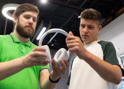 90-е звучат громче: в Воронежскую область вернулась мода на большие наушники