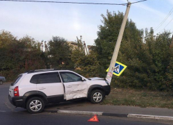 В Воронеже кроссовер снес фонарный столб