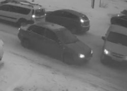 Момент аккуратного столкновения на перекрестке в Воронеже сняли на видео 