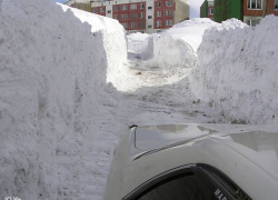 Женщина на Peugeot снесла световую опору из-за сильного снегопада в Воронеже