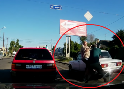 Пенсионеры устроили драку на дороге в Воронеже и попали на видео