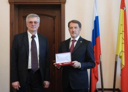 Социального зампреда воронежского правительства поздравили с почётом 