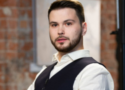 Страж протокола губернатора Гусева отмечает 33-летие