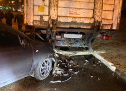 В припаркованный грузовик врезалась 29-летняя девушка в Воронеже 