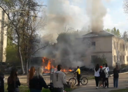 Воронежцы сняли на видео мощный пожар рядом с жилым домом