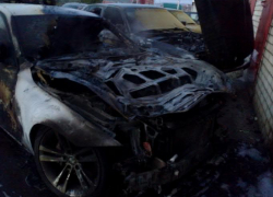 Утром в Воронеже сгорели два дорогих автомобиля