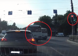 Мерзкий поступок маршрутчиков в погоне за 17 рублями сняли в Воронеже