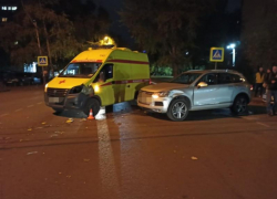 Жительница Воронежа врезалась в автомобиль скорой помощи, не предоставив ему преимущество 