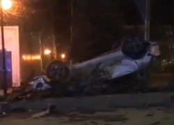 Перевернутый у Кольцовского сквера кроссовер попал на видео в Воронеже 