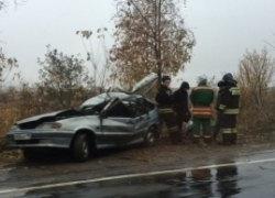 Под Воронежем внедорожник врезался в дерево и загорелся: водитель и подросток в больнице