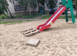 Дети скатываются в люк: что происходит у дома на Московском проспекте в Воронеже?