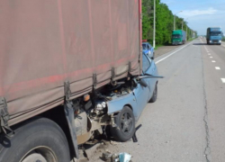 Опубликованы фото серьезной аварии с фурой под Воронежем