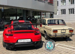 Новый Porsche 911 на фоне шикарных «Жигулей»  сфотографировали в Воронеже 