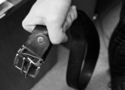 Двое воронежцев шваброй и ремнем наказали девушку за отказ