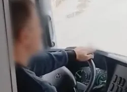  «Чувство безнаказанности зашкаливает»: воронежцы пожаловались на водителя маршрутки, который курил в салоне с пассажирами