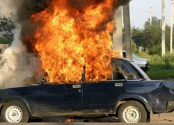 Рано утром в Воронеже огонь уничтожил автомобиль ВАЗ-2105