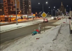 «Лишние дети?»: воронежцы сняли, как дети скатываются с горки на проезжую часть 