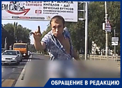 Кайфующий пешеход-нарушитель обматерил автомобилистку посреди дороги в Воронеже