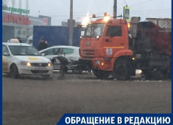 Машина коммунальщиков убрала такси вместо снега в Воронеже 