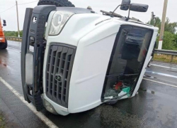 Грузовик завалился на бок на трассе в Воронежской области