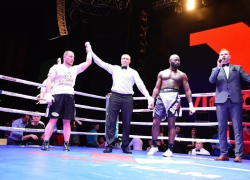 Знаменитый воронежский боксер Андрей Князев нокаутировал боксера из Камеруна 