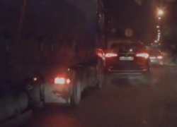 В Воронеже сняли на видео, как фура подтолкнула сомневающийся кроссовер