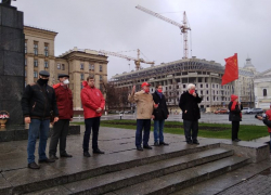 Депутат пренебрег защитой от Covid-19 на празднике революции в Воронеже