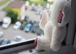 Четырехлетняя девочка выпала из окна многоэтажки под Воронежем