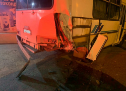 Пьяный водитель устроил смертельное ДТП, врезавшись в пустой автобус в Воронеже 