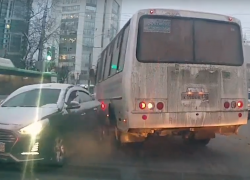 Автобус «почесал» легковушку и попал на видео в Воронеже