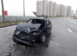Воронежец не учел особенности скользкой дороги в дождь и устроил двойное ДТП 