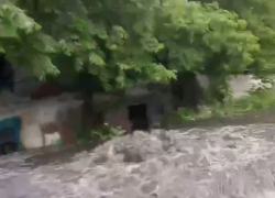 Яростный фонтан воды забил из люка около Придаченской дамбы Воронежа