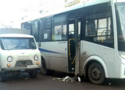 В Воронеже "головастик" не успел отпрыгнуть от маршрутки