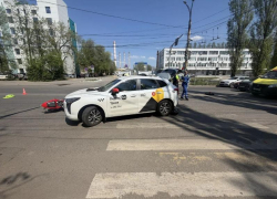Мотоциклист проломил дверь такси и умер в жестком ДТП в Воронеже