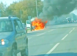 Объятый огнем микроавтобус сняли на видео на въезде в Воронеж