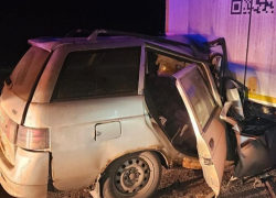 51-летний автомобилист погиб, врезавшись в припаркованный грузовик на воронежской трассе