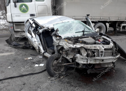 Опубликованы снимки жесткого столкновения Renault с фурой под Воронежем 