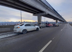 Фото массовой аварии на Северном мосту опубликовали в Воронеже