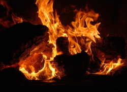 Неосторожный курильщик оказался в больнице после пожара в Воронежской области 