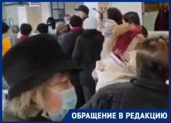 Давку пациентов у терминала с талонами сняли в воронежской поликлинике