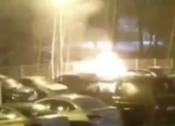 Дерзкий поджог дорогой иномарки сняли на видео под Воронежем 