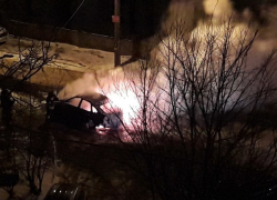 В Воронеже на ходу загорелся новый автомобиль 