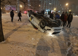 В Воронеже в ДТП перевернулось такси и попало на видео