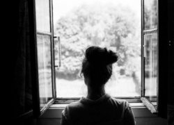 28-летняя жительница Воронежа выпала из окна 14 этажа