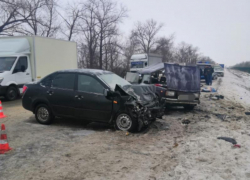 Один человек погиб и четверо пострадали в ДТП на снежной дороге под Воронежем
