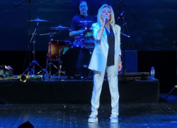 «Грустно и больно»: популярная артистка застряла в поезде по пути в Воронеж из-за схода вагонов