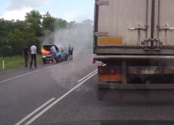 Автомобиль загорелся во время движения по воронежской трассе и попал на видео