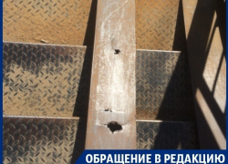 Гнилой пандус заботливо установили на переходе в Воронеже