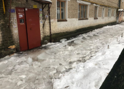 Ледяное препятствие возникло на пути у пешеходов в самом центре Воронежа
